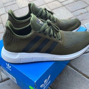 Swift run adidas Never worn 
Army green
Brand new 
Original box